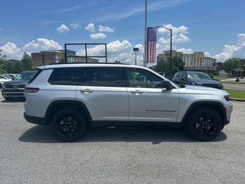 Used 2025 Jeep Grand Cherokee L Limited w/ Luxury Tech Group II RWD image 8