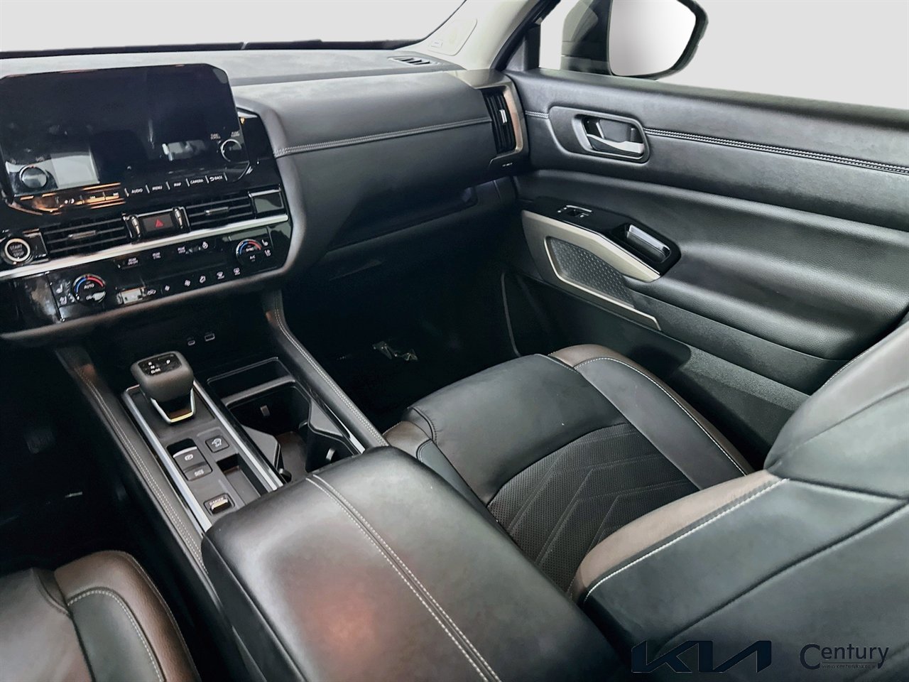 Used 2024 Nissan Pathfinder Platinum w/ Black Appearance Package FWD image 23