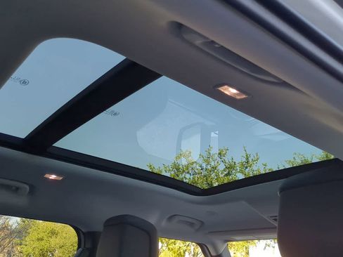 Used 2025 Land Rover Defender 110 X-Dynamic SE image 22