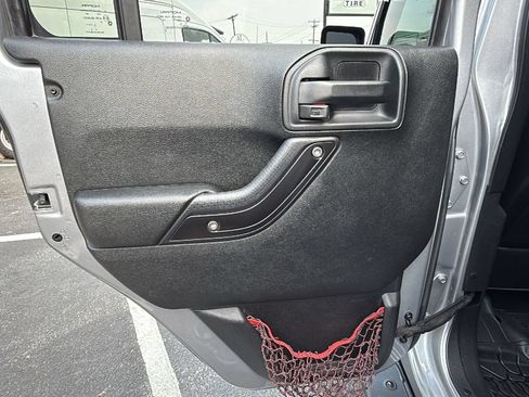 Used 2017 Jeep Wrangler Unlimited Rubicon AWD/4WD image 11