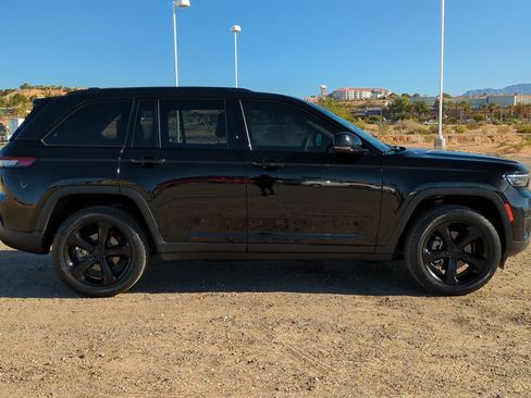 Used 2023 Jeep Grand Cherokee Altitude image 2