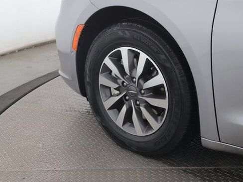 Used 2021 Chrysler Pacifica Touring-L image 13
