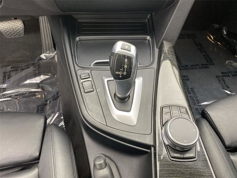 Used 2018 BMW 320i xDrive 320i xDrive w/ Sport Package image 23