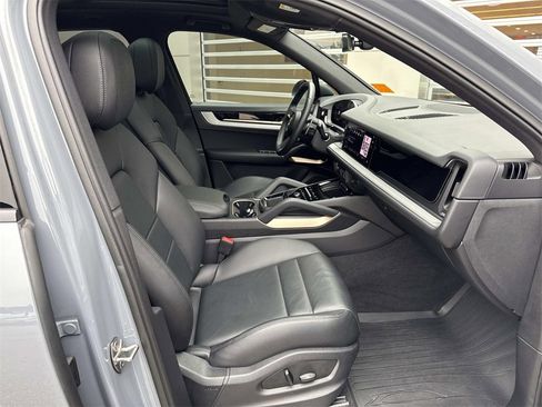 Used 2024 Porsche Cayenne image 9