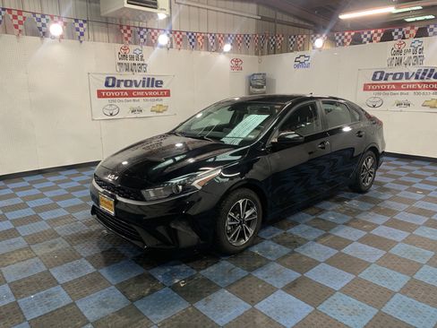 Used 2023 Kia Forte LXS image 2
