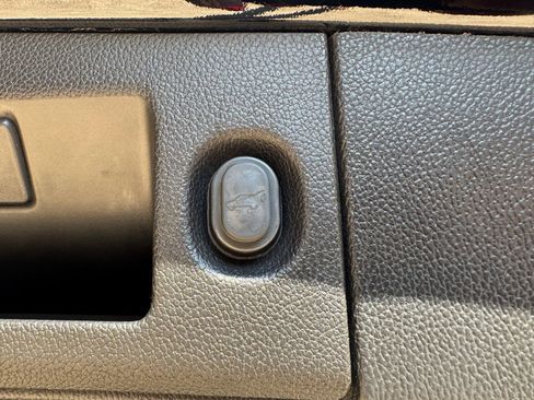 Used 2018 Cadillac Escalade Luxury image 16