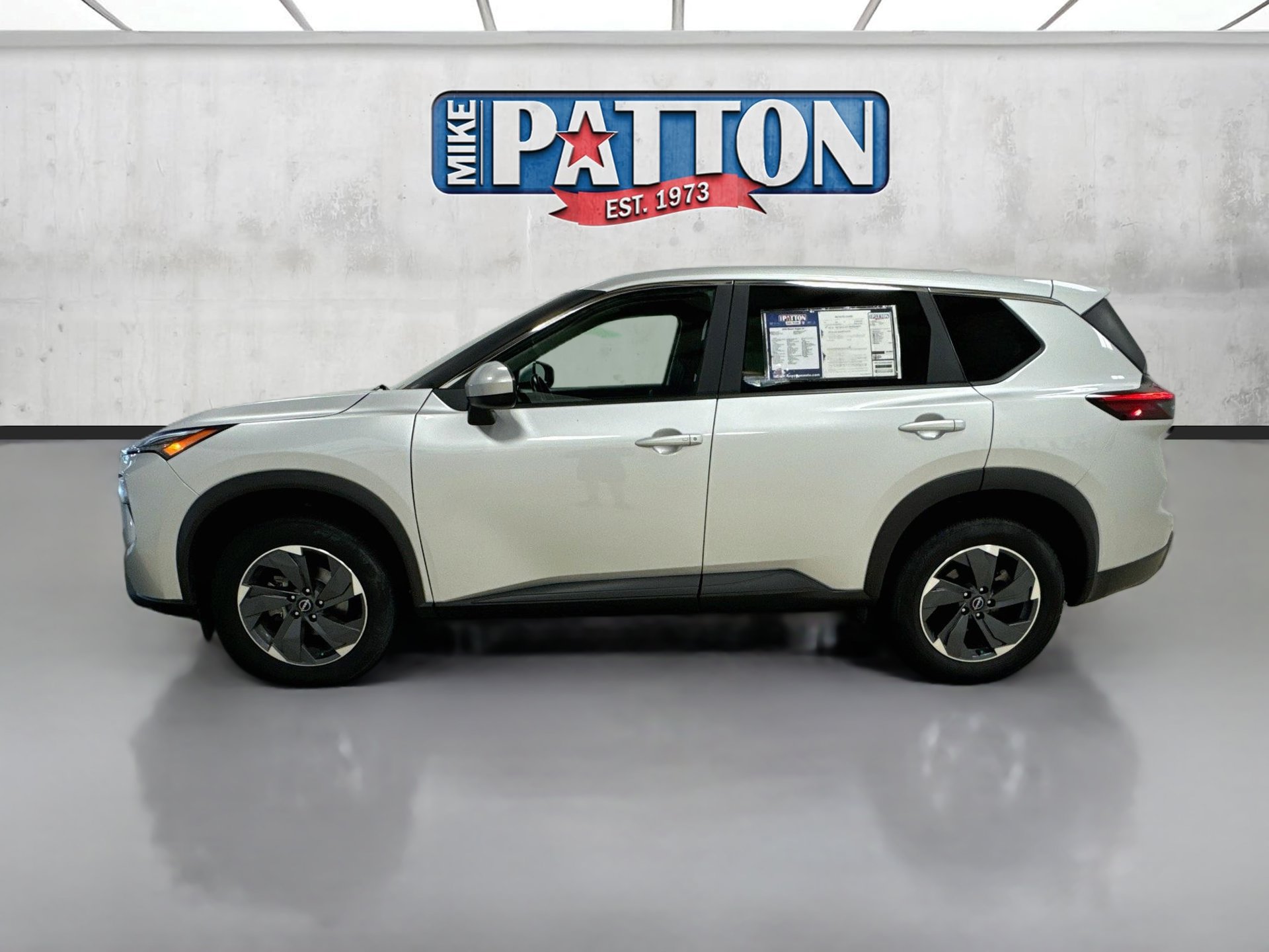Used 2025 Nissan Rogue SV FWD image 4