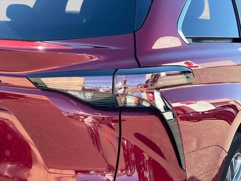 Certified 2024 Toyota Sienna LE w/ LE Plus Package image 10