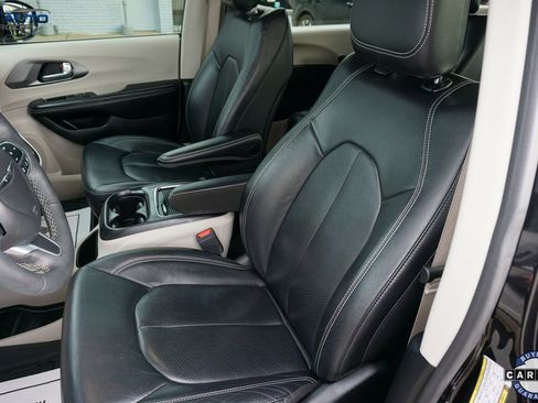 Used 2022 Chrysler Pacifica Touring-L image 31