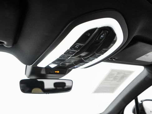 Certified 2024 Porsche Macan AWD/4WD image 32