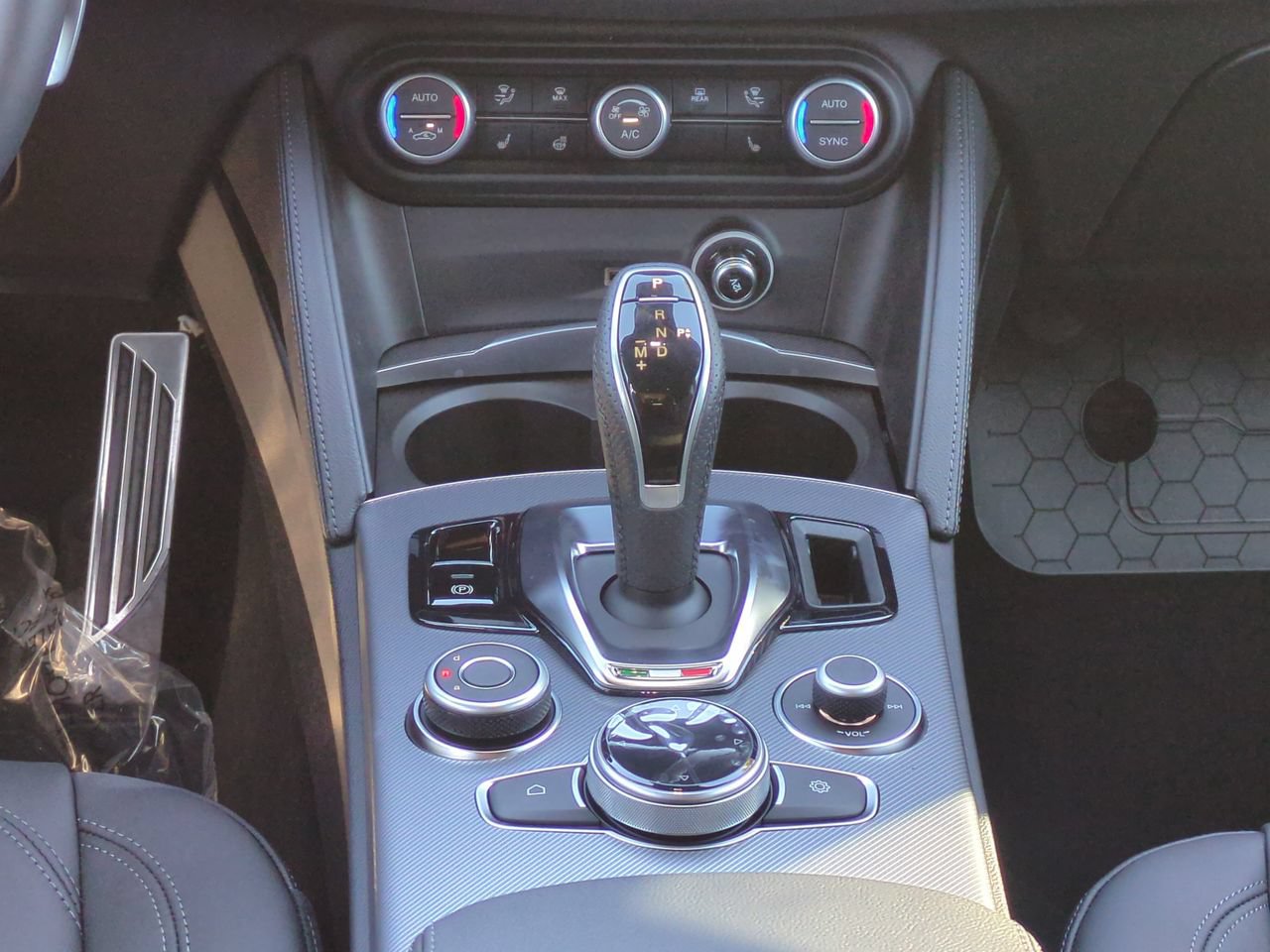 New 2025 Alfa Romeo Stelvio Sprint w/ Convenience Package AWD/4WD image 18