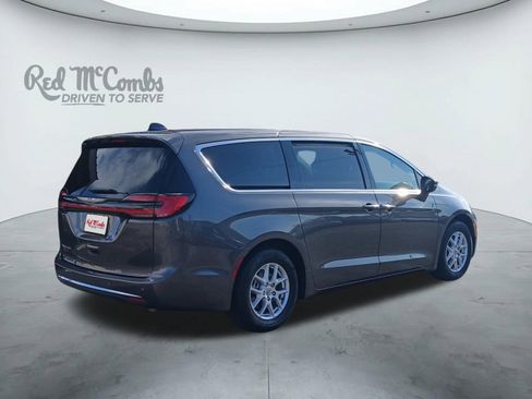 Used 2023 Chrysler Pacifica Touring-L image 5