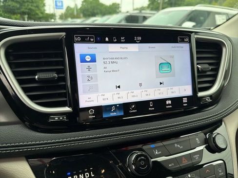 Used 2023 Chrysler Pacifica Touring-L FWD image 15