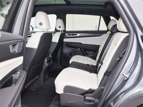 Used 2025 Volkswagen Atlas Cross Sport SEL Premium R-Line image 15