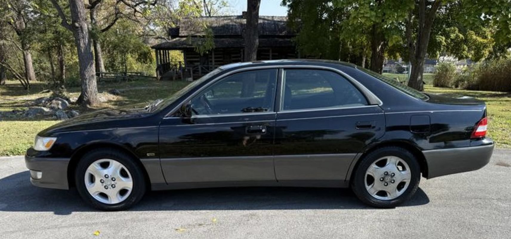Used 2001 Lexus ES 330 FWD image 2