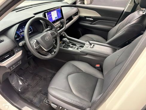 Used 2024 Toyota Grand Highlander AWD image 11