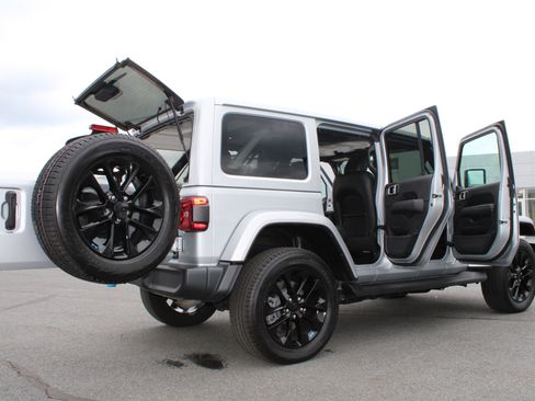 Used 2023 Jeep Wrangler Unlimited Sahara w/ Cold Weather Group AWD/4WD image 18