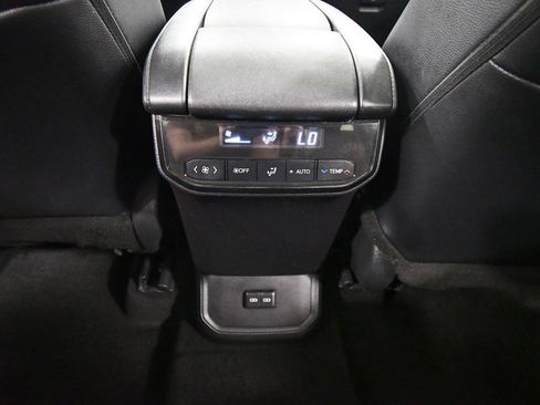 Used 2024 Toyota Highlander XLE AWD/4WD image 17