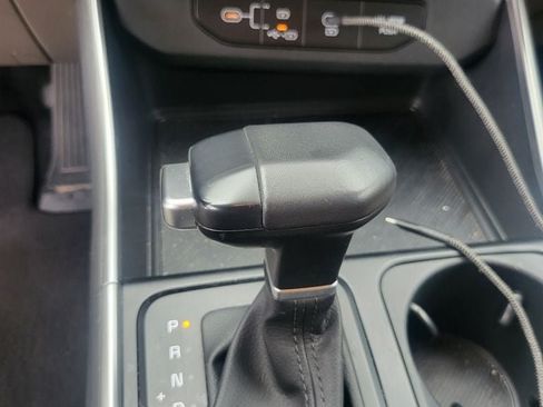Used 2025 Kia Carnival FWD image 6
