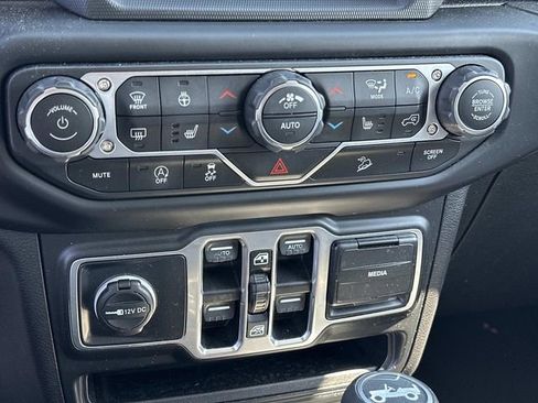 Used 2018 Jeep Wrangler Unlimited Sahara AWD/4WD image 25