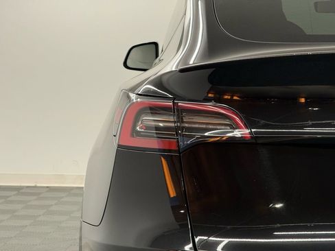 Used 2022 Tesla Model Y Performance image 9