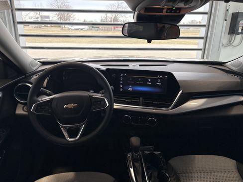 Used 2025 Chevrolet Trax LT w/ Sunroof Package image 11