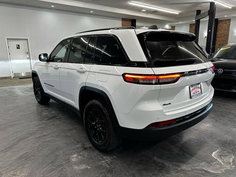 Used 2024 Jeep Grand Cherokee Altitude image 7