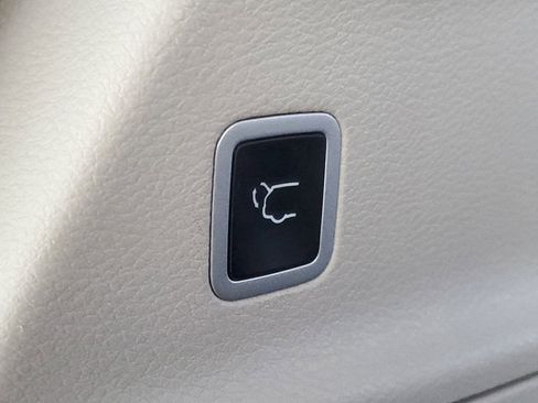 Used 2024 Chrysler Pacifica Touring-L image 12