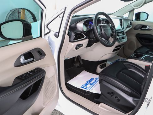 Used 2024 Chrysler Pacifica Touring-L FWD image 3