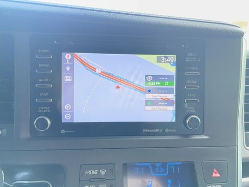 Used 2018 Toyota Sienna XLE image 30