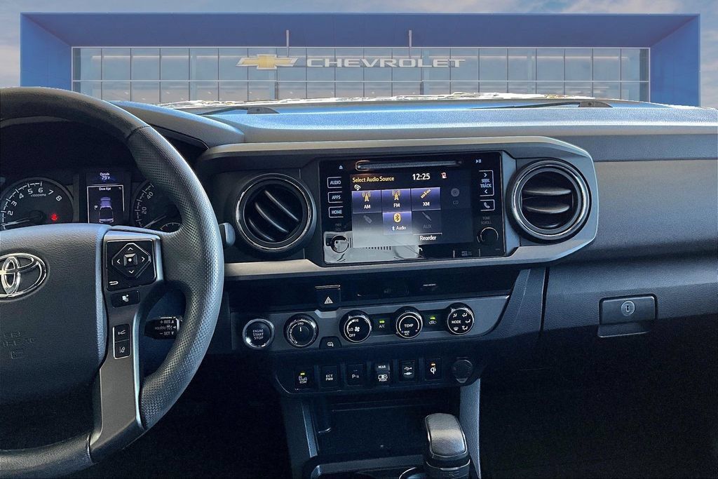 Used 2018 Toyota Tacoma TRD Off-Road w/ Technology Package AWD/4WD image 3