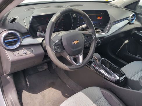 Used 2025 Chevrolet Trax LT w/ LT Convenience Package FWD image 13