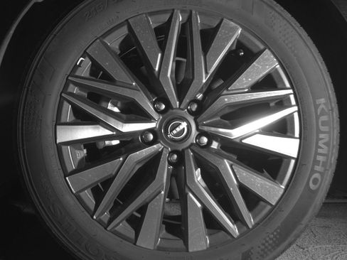 Used 2025 Nissan Altima 2.5 SV FWD image 12