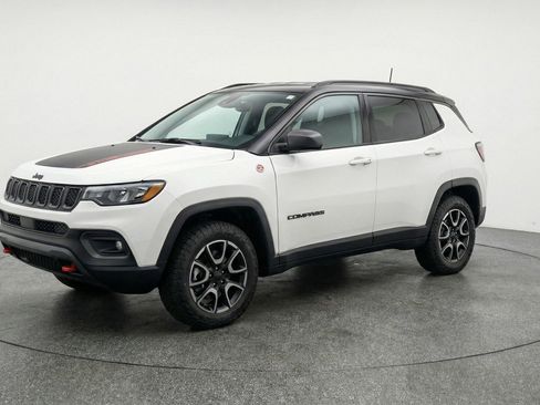 Used 2025 Jeep Compass Trailhawk AWD/4WD image 3