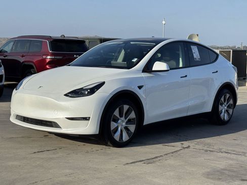 Used 2023 Tesla Model Y AWD image 3