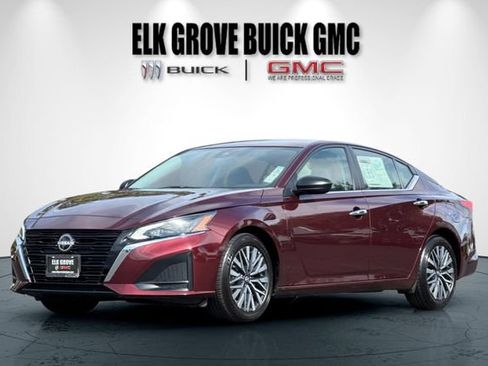Used 2025 Nissan Altima 2.5 SV FWD image 8