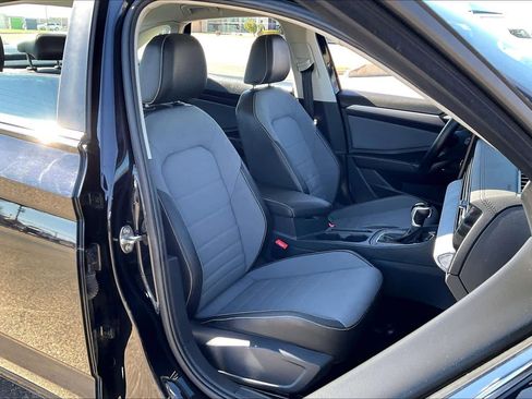 Used 2025 Volkswagen Jetta SE image 9