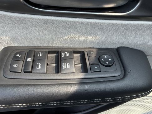Used 2023 Chrysler Pacifica Touring-L FWD image 22