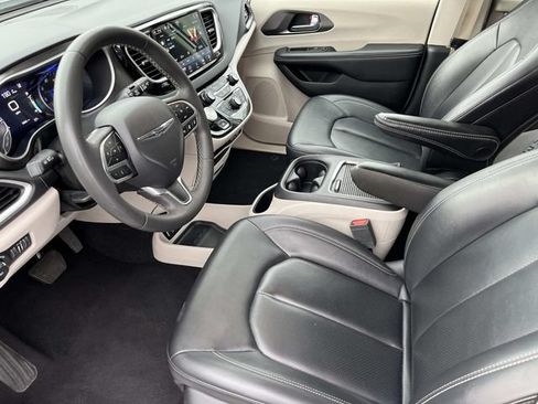 Used 2024 Chrysler Pacifica Touring-L FWD image 25