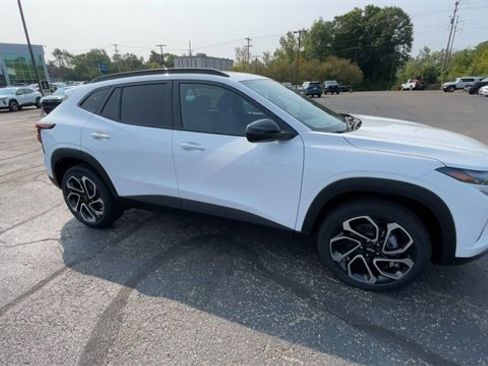 New 2025 Chevrolet Trax RS w/ Sunroof Package image 3