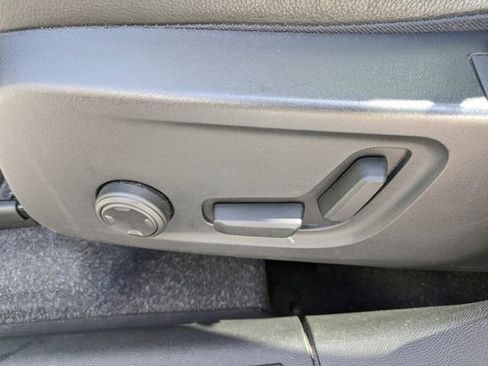 Used 2021 Volvo XC40 T5 Momentum w/ Premium Package image 20