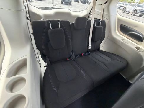 Used 2020 Chrysler Voyager L FWD image 11