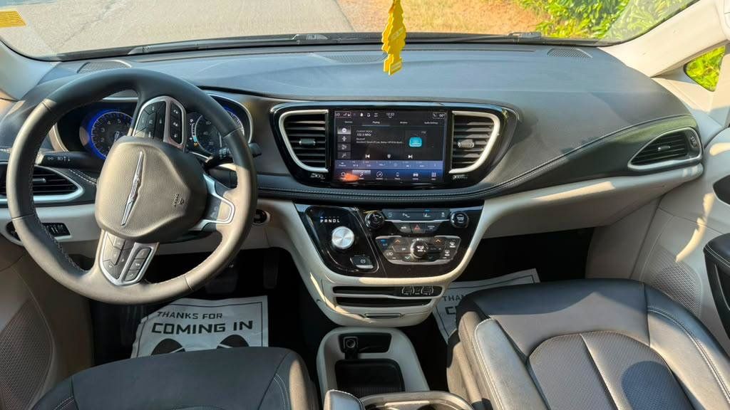 Used 2023 Chrysler Pacifica Touring-L AWD/4WD image 7