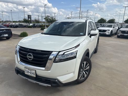 Used 2024 Nissan Pathfinder SL image 1