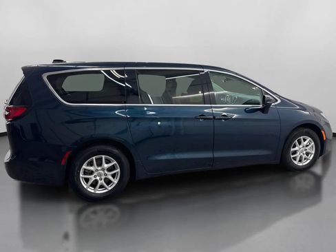 Used 2023 Chrysler Pacifica Touring-L FWD image 11