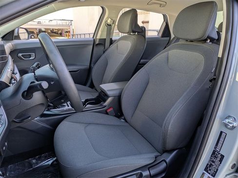 Used 2025 Kia K4 LXS image 23