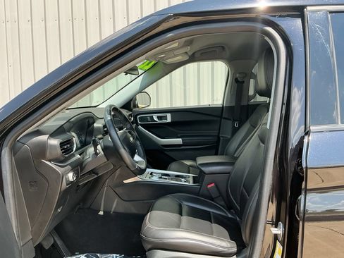 Used 2022 Ford Explorer XLT w/ Equipment Group 202A AWD/4WD image 8