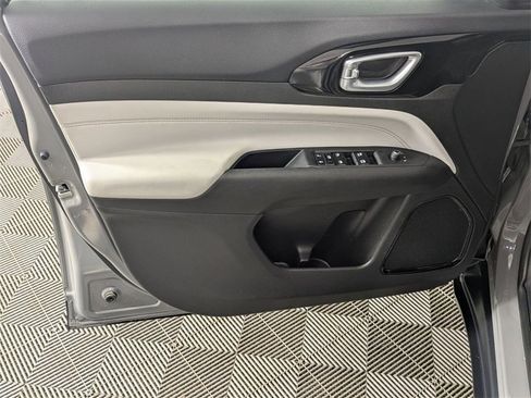 Certified 2023 Jeep Compass Limited image 11