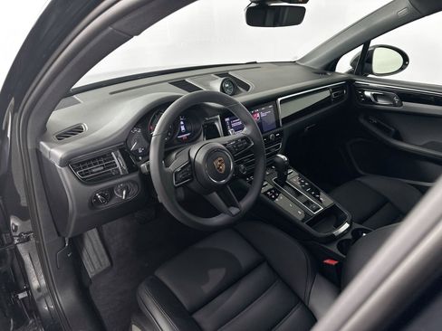 Certified 2025 Porsche Macan image 4