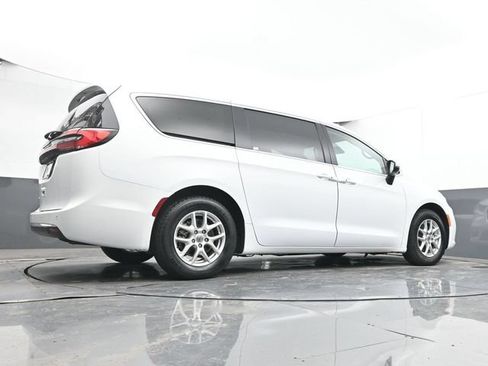 Used 2023 Chrysler Pacifica Touring-L FWD image 46